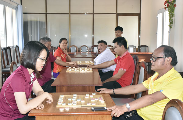 Các VĐV thi đấu môn cờ tướng.