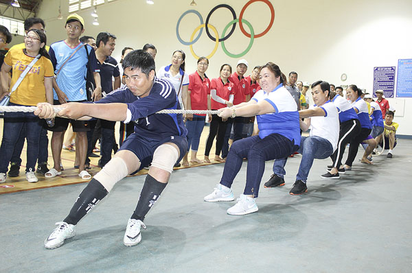 Các VĐV tranh tài ở môn kéo co.