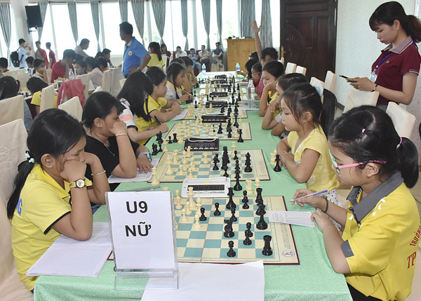 Các VĐV nữ U9 thi đấu tại giải.