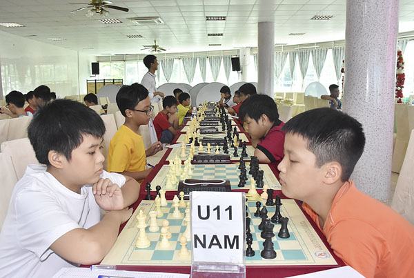 Các VĐV nam U11 thi đấu tại giải.