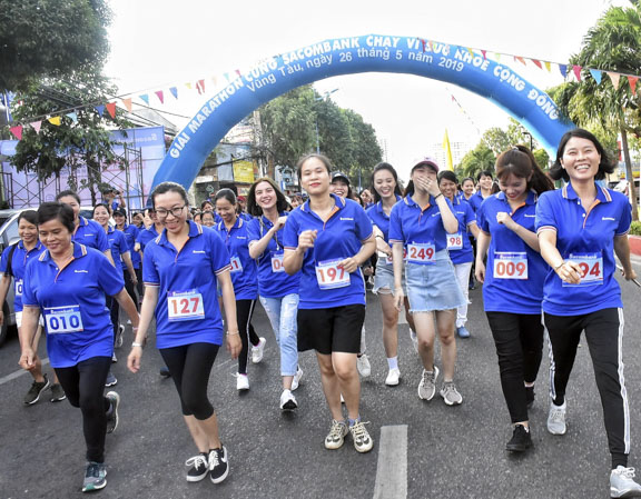Các VĐV nữ thi đấu ở cự ly 2km.