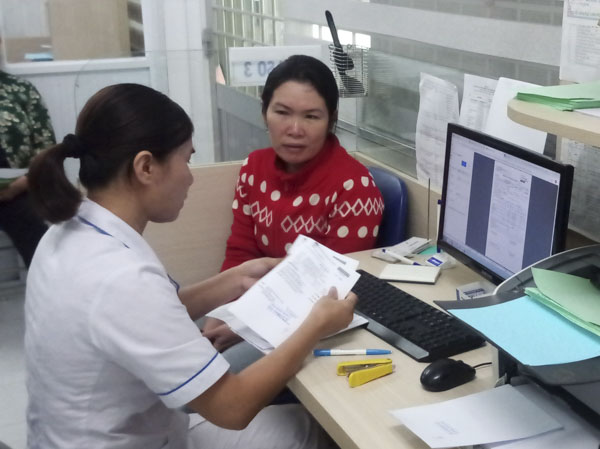 Nhân viên y tế Bệnh viện Mắt tỉnh sao in kết quả khám bệnh cho bệnh nhân từ phần mềm bệnh án điện tử.