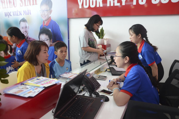 Phụ huynh, học sinh đăng ký các khóa học tại Chi nhánh DIC Phoenix trong ngày khai trương.