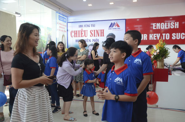 Học viên của Trung tâm Anh ngữ AMA Vũng Tàu giới thiệu cho phụ huynh bằng tiếng Anh về Trung tâm và chi nhánh mới.
