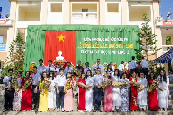 Các em HS khối 12 tặng hoa tri ân thầy, cô giáo chủ nhiệm Trường THPT Vũng Tàu tại lễ bế giảng.