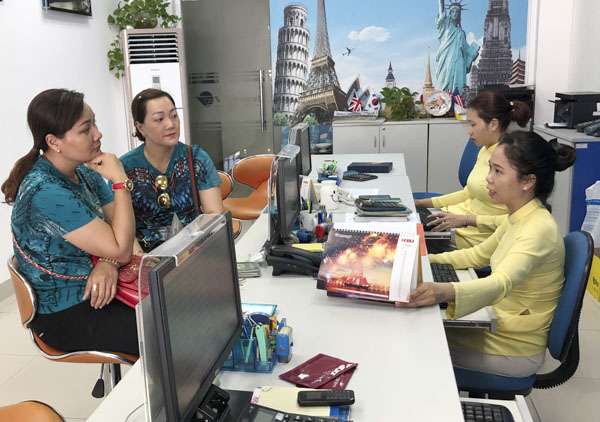 Khách tìm hiểu tour hè tại Vietravel Chi nhánh Vũng Tàu.