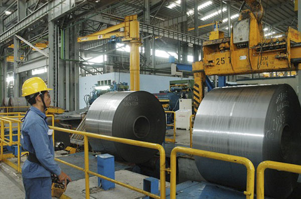 Bộ TN-MT đang nghiên cứu đề xuất giảm thời gian ký quỹ đối với những lô hàng đã được giám định đủ điều kiện nhập khẩu làm nguyên liệu sản xuất nhằm tạo thuận lợi tối đa cho DN.  Trong ảnh: Sản xuất thép tại Công ty TNHH Thép Vinakyoei.