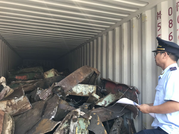 Cán bộ hải quan kiểm tra container hàng phế  liệu tại Cảng TCIT.