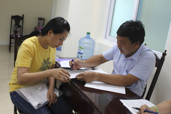 Thời gian tới, ngành BHXH sẽ tăng cường công tác thanh tra các DN nợ BHXH.  Trong ảnh: Đại diện các DN còn nợ BHXH đến BHXH tỉnh nhận quyết định thanh tra vào tháng 4-2019. Ảnh: TUỆ LÂM