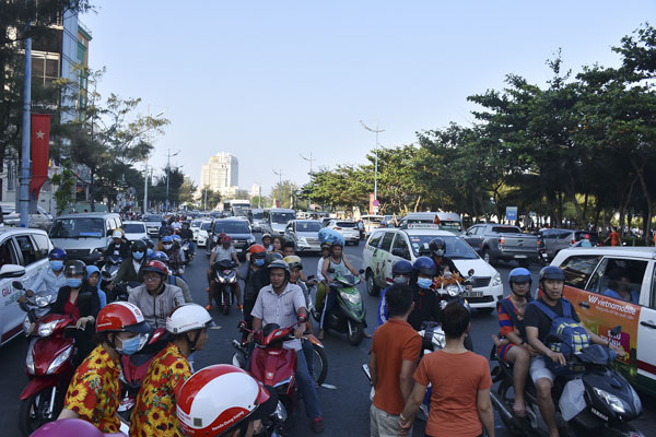 Xe đậu kín đường, gây ùn tắc giao thông khu vực chợ Xóm Lưới, phường 2, TP. Vũng Tàu vào những ngày cuối tuần. 