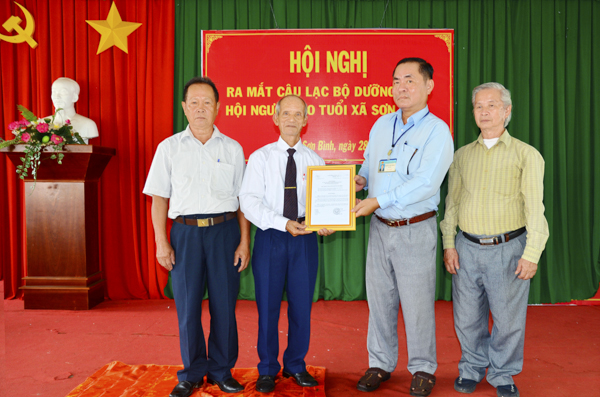 Ông Trương Công Phong (thứ 2 từ phải sang), Bí thư Đảng ủy xã Sơn Bình trao quyết định thành lập cho Ban Chủ nhiệm CLB thể dục dưỡng sinh xã Sơn Bình