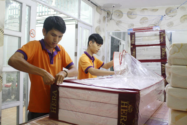 Nệm Hera - thương hiệu nệm của doanh nhân Việt Nam. Trong ảnh: Nhân viên cửa hàng nệm Hera (đường Nguyễn Văn Trỗi, TP. Vũng Tàu) đóng gói sản phẩm cho khách hàng.
