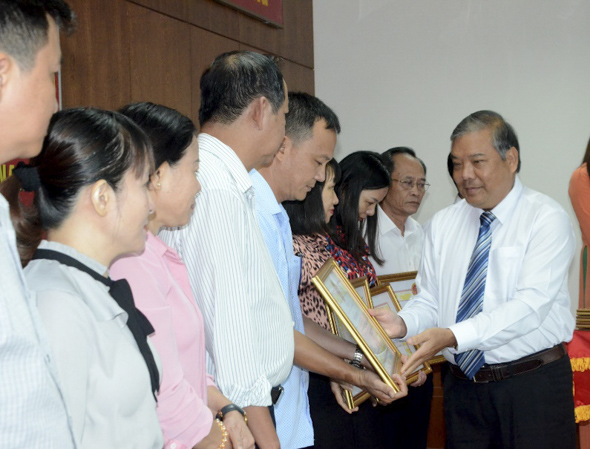Đồng chí Bùi Thanh Nghĩa, Chủ tịch UBMTTQ Việt Nam tỉnh, Trưởng ban Chỉ đạo cuộc vận động “Người Việt Nam ưu tiên dùng hàng Việt Nam” tỉnh trao bằng khen cho các cá nhân xuất sắc trong 10 năm thực hiện cuộc vận động (giai đoạn 2009-2019).