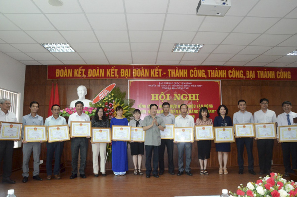 Đồng chí Phạm Tấn Công, Phó Bí thư Thường trực Đảng ủy Khối DN Trung ương, thành viên Ban chỉ đạo Trung ương Cuộc vận động Người Việt Nam ưu tiên dùng hàng Việt Nam tặng bằng khen cho các tập thể có thành tích xuất sắc trong 10 năm thực hiện Cuộc vận động, giai đoạn 2009-2019.