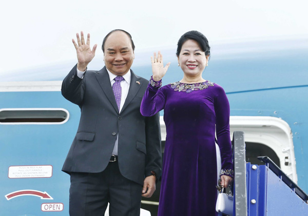 Thủ tướng Nguyễn Xuân Phúc và Phu nhân vẫy chào các đại biểu ra tiễn tại sân bay quốc tế Stockholm Arlanda (Thụy Điển). Ảnh: THỐNG NHẤT