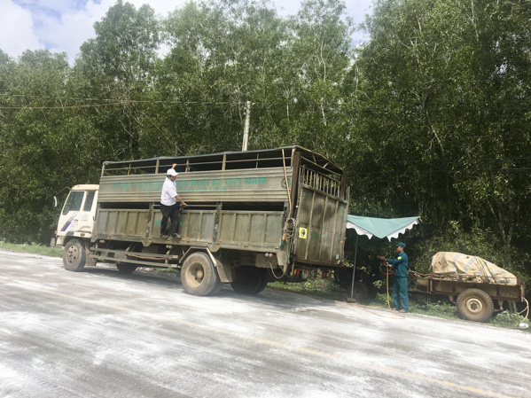 Cán bộ chốt kiểm dịch xã Bình Trung thực hiện kiểm tra, kiểm dịch xe chở heo từ tỉnh Đồng Nai vào BR-VT qua  Tỉnh lộ 765.. Ảnh: MỸ LƯƠNG