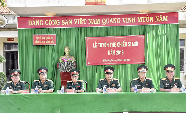 Các đại biểu tham dự lễ tuyên thệ.