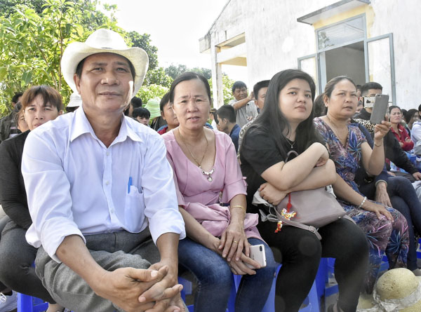 Người thân chiến sĩ tham dự lễ tuyên thệ và tiễn các chiến sĩ về công tác tại các cơ quan, đơn vị.