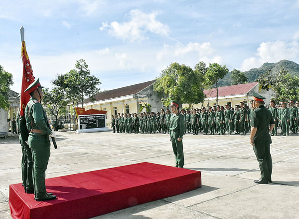 Chiến sĩ tuyên thệ trước Quân kỳ.