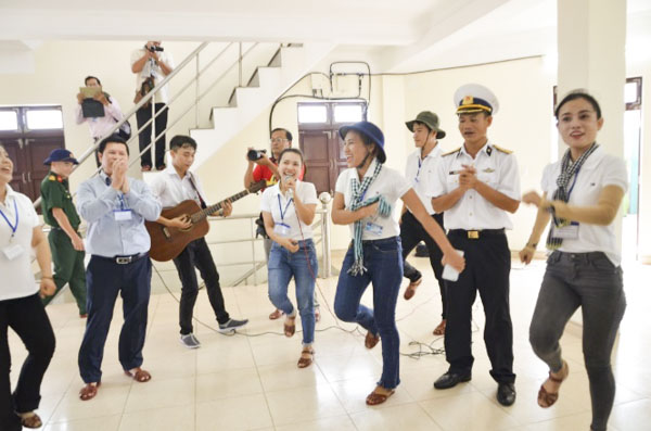Đoàn giao lưu với chiến sĩ đảo Len Đao.