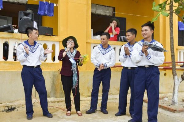 Đồng chí Nguyễn Thị Yến, Phó Bí thư Thường trực Tỉnh ủy, Trưởng Đoàn đại biểu Quốc hội tỉnh, Phó Đoàn công tác số 10  giao lưu văn nghệ với các chiến sĩ trên đảo Sinh Tồn Đông.