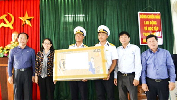 Đoàn BR-VT tặng quà cho cán bộ, chiến sĩ đảo Đá Lát.
