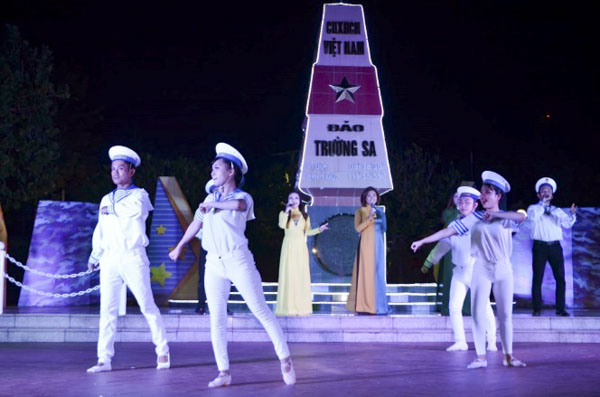 Đêm giao lưu văn nghệ tại đảo Trường Sa Lớn.