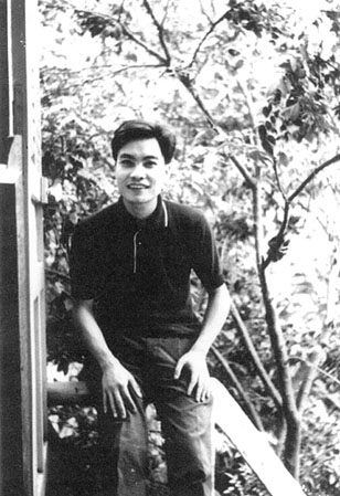 Nhả thơ Thanh Tâm Tuyền ngày trẻ.