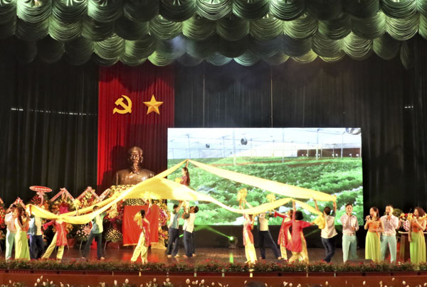 Đoàn ca múa nhạc tỉnh biểu diễn các tiết mục chào mừng tại lễ công bố Quyết định số 420/QĐ-TTg.
