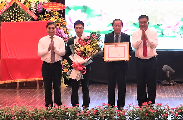 Đồng chí Nguyễn Văn Trình, Chủ tịch UBND tỉnh trao Quyết định Thủ tướng Chính phủ cho lãnh đạo TP.Bà Rịa