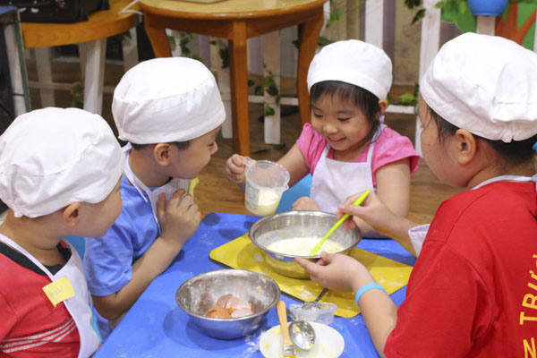 Trẻ em học làm bánh bông lan ở CLB “Mỗi tuần một điều hay” tại Trung tâm thương mại Imperial Plaza (TP. Vũng Tàu). 