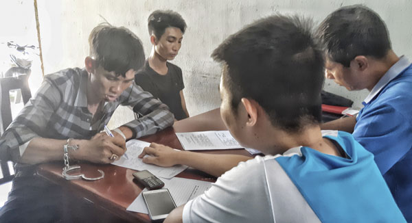 Đối tượng Lê Đức Thành ký biên bản khai nhận hành vi mua bán, tàng trữ trái phép chất ma túy. 