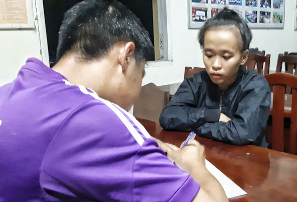 Lực lượng chức năng lấy lời khai đối tượng Lê Thị Hạnh trong đường dây mua bán, tàng trữ trái phép chất ma túy do Lê Đức Thành cầm đầu.