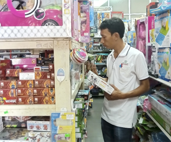 Khách hàng chọn mua đồ chơi lego tại Shop Dũng (109 Trưng Nhị, TP. Vũng Tàu).