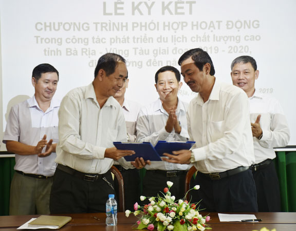 Lãnh đạo Hội Nông dân và Sở Du lịch trao đổi nội dung phối hợp phát triển du lịch tại lễ ký kết. 