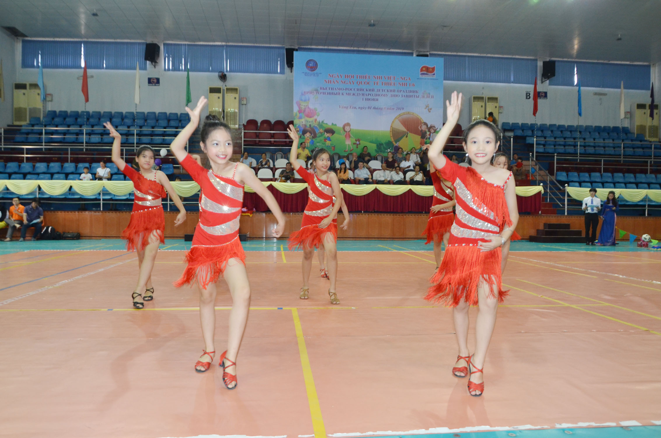 Các em thiếu nhi CLB dancesport Thanh Tuấn (Nhà Thiếu nhi tỉnh) biểu diễn tiết mục nhảy Jive tại Ngày hội.