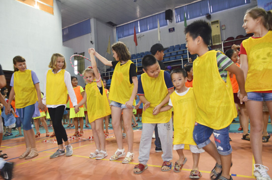 Các em thiếu nhi Nga tham gia trò chuyền vòng tại Ngày hội.