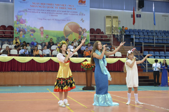 Thiếu nhi Nga với ca khúc “Đất nước nhỏ bé” tại Ngày hội.