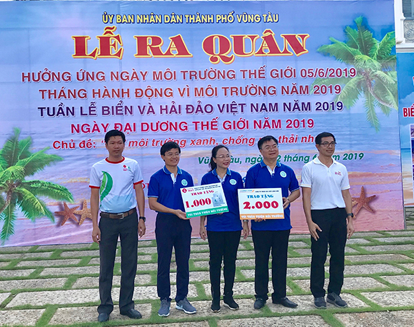 Lãnh đạo UBND TP. Vũng Tàu nhận bảng tượng trưng của Công ty CP Trung tâm Thương mại Lotte Việt Nam và Công ty TNHH hóa dầu Long Sơn hỗ trợ 3.000 túi thân thiện với môi trường.