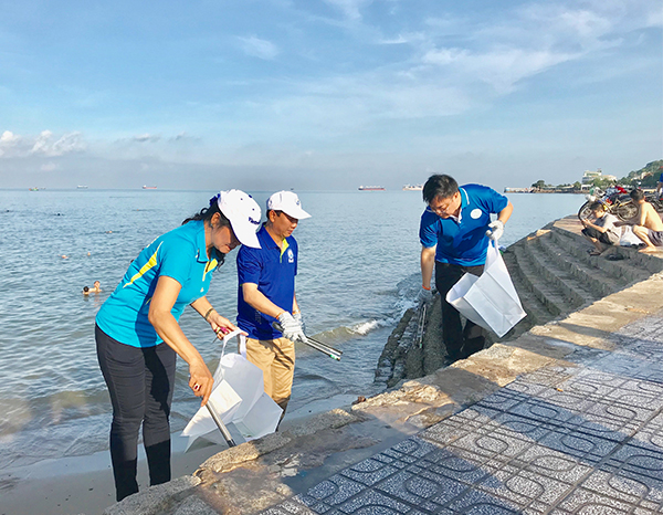 Lãnh đạo TP. Vũng Tàu tham gia nhặt rác tại khu vực Bãi Trước.