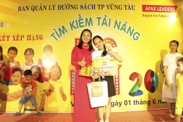 Ban tổ chức trao giải Nhất cho thí sinh Ngô Thị Quốc Trang.