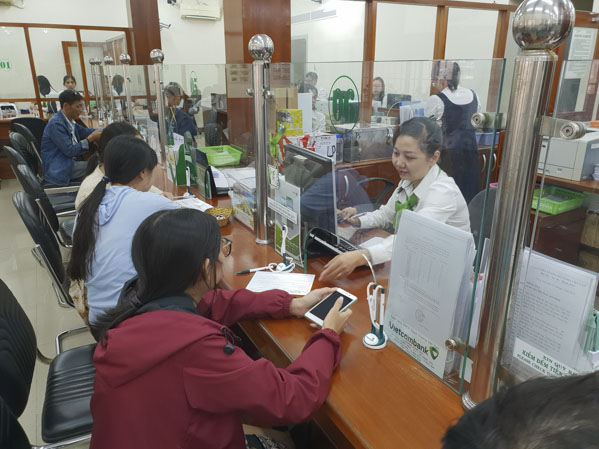 Vietcombank được đánh giá là đơn vị thực hiện tốt xử lý nợ xấu trong thời gian qua. Trong ảnh: Khách hàng chuyển tiền qua chi nhánh Vietcombank BR- VT.