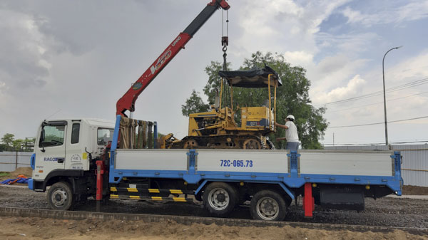 Lực lượng chức năng cẩu xe chuyên dụng thi công con đường nội bộ trong khu đất về tạm giữ tại UBND phường 12.