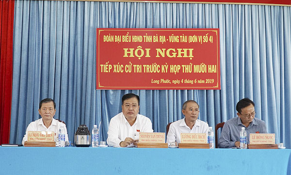Đồng chí Nguyễn Văn Trình, Phó Bí thư Tỉnh ủy, Chủ tịch UBND tỉnh cùng các đại biểu thuộc Tổ đại biểu số 4, HĐND tỉnh TXCT xã Hòa Long và xã Long Phước (TP. Bà Rịa). Ảnh: KIM HỒNG.