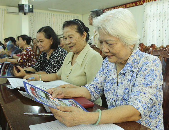 Cử tri phường 1, TP.Vũng Tàu xem tờ tin thông tin TXCT kỳ họp thứ 12 của HĐND tỉnh. Ảnh: MINH NHÂN.