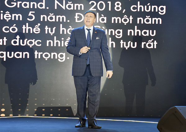Ông Michael Kelly, Chủ tịch điều hành The Grand Hồ Tràm Strip cảm ơn các nhân viên đã tích cực lao động và cống hiến trong thời gian qua.