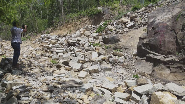 Ông Phạm Văn T. tự ý san gạt đất, lát đá làm đường lên khu đất hơn 8.400m2.
