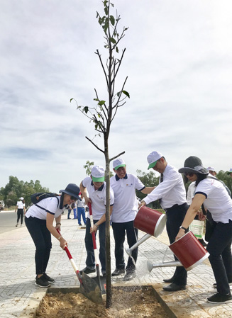 Các đại biểu trồng cây xanh ở khu vực trung tâm TX. Phú Mỹ.