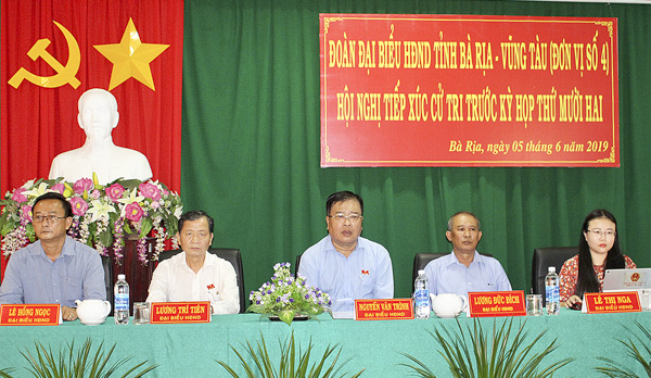 Đại biểu Nguyễn Văn Trình, Phó Bí thư Tỉnh ủy, Chủ tịch UBND tỉnh cùng các đại biểu thuộc tổ đại biểu số 4 HĐND tỉnh tiếp xúc cử tri phường Phước Hiệp, Phước Trung (TP.Bà Rịa). Ảnh: HOÀNG HƯỜNG