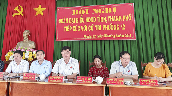 Đại biểu Trần Đình Khoa, Ủy viên Ban Thường vụ Tỉnh ủy, Phó Chủ tịch HĐND tỉnh (thứ ba, bên trái sang) cùng các đại biểu thuộc tổ đại biểu số 3 HĐND tỉnh tiếp xúc cử tri phường 12 (TP.Vũng Tàu). Ảnh: CẨM NHUNG.